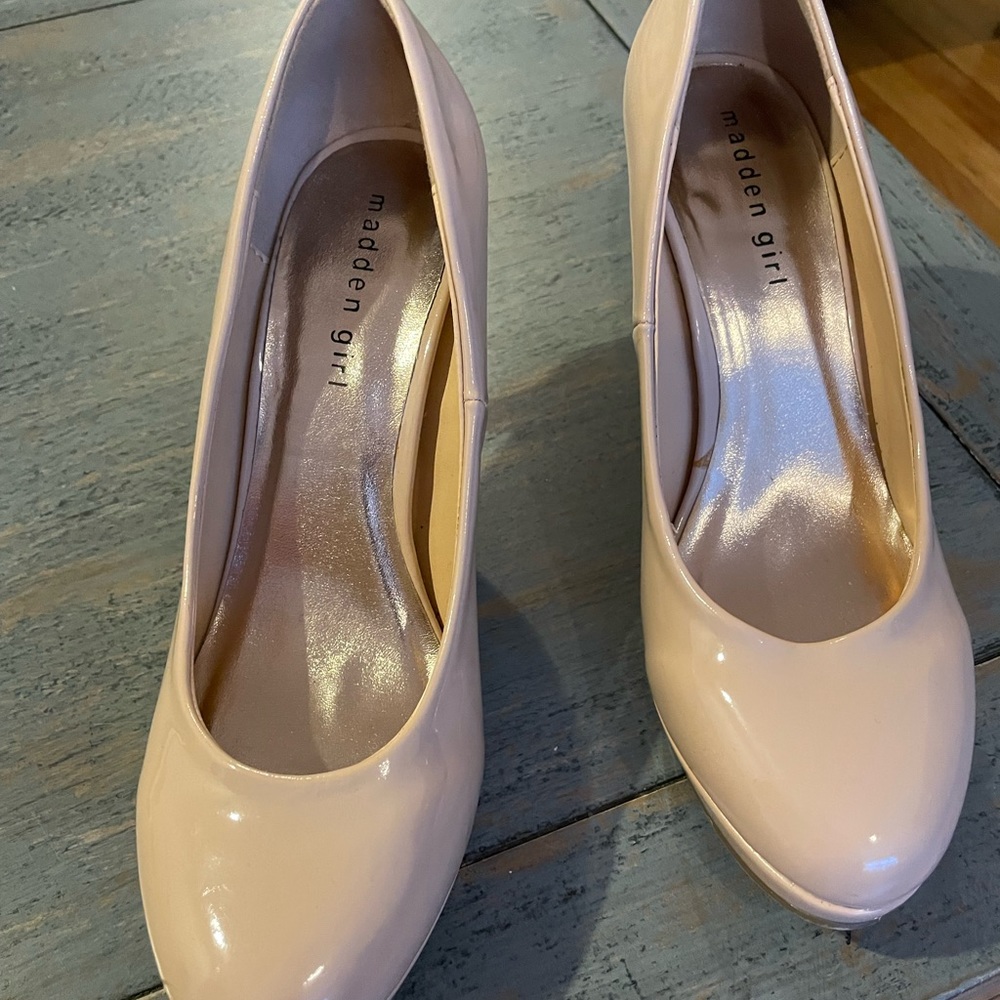 Madden Girl Nude Patent pumps- looks like new size 7 1/2 - Picture 3 of 11